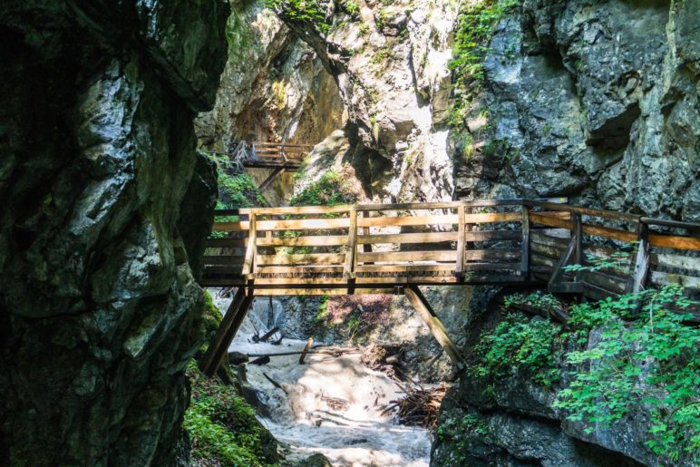 Schon kurz nach dem Beginn der Wolfsklamm überqueren wir die Schlucht zweimal über Holzbrücken