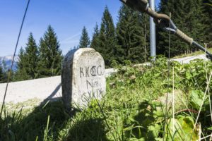 Die Österreichische Seite des Grenzsteins auf dem Eckersattel