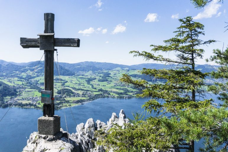 Das Gipfelkreuz des Kleinen Schönbergs über dem Traunsee