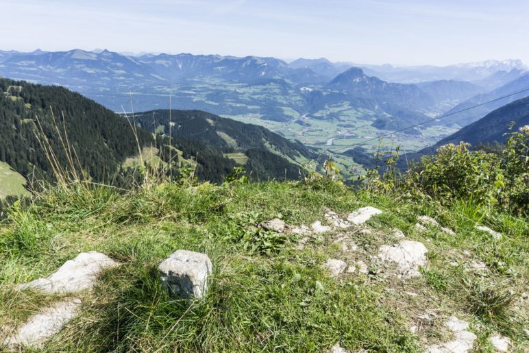 Grenzstein mit Bergblick ins Salzburger Land