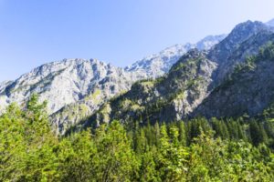 Wandern mit Blick auf das Massiv des Hochkalters
