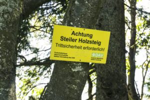 Am Beginn der langen Treppen: Eine Warnung vor dem Holzsteig, der dann aber doch gut zu gehen ist