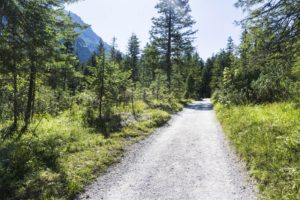 Der Wanderweg durch das Wimbachtal ist gleichbleibend leicht zu gehen