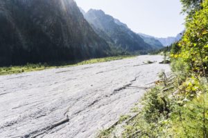 Nur wenige Meter weiter ist der Bach nicht mehr zu sehen, das Wimbachgries ist eine trockene Steinwüste