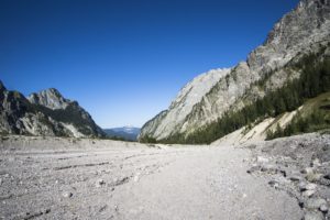 Ein Blick über das Wimbachgries das Tal hinunter