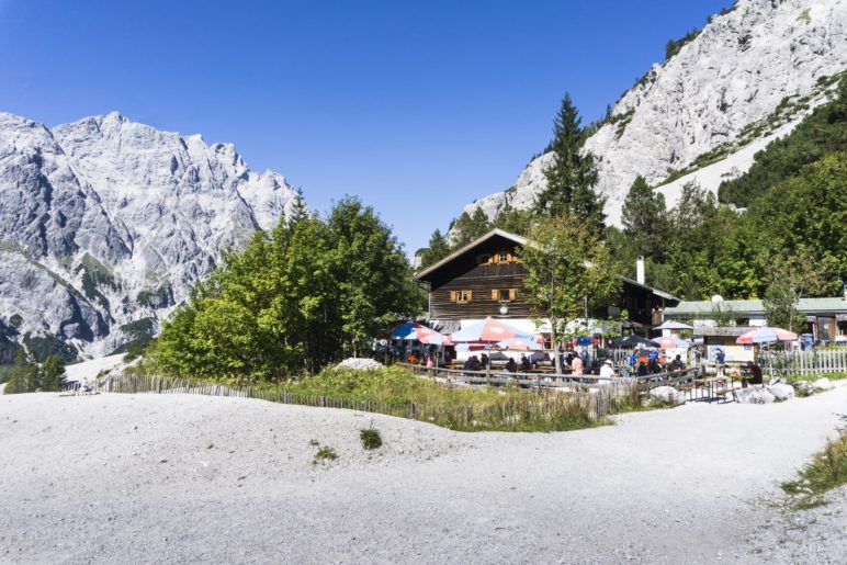 Das Ziel der Wanderung: Die Wimbachgrieshütte im oberen Wimbachgries