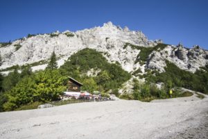 Die Wimbachgrieshütte steht im oberen Wimbachgries unterhalb vom Zirbeneck