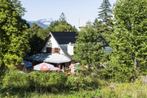 Am Ende des Waldes ist das Wimbachschloss sehr schön gelegen