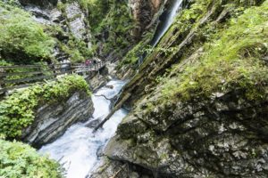 Ein Blick von der Brücke in die Klamm