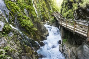 Auf dem Steg durch die Wimbachklamm