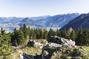 Der Blick über das Salzachtal reicht bis zum Dachstein