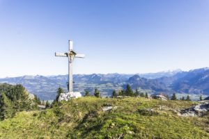 Auf dem Gipfel des Ahornbüchsenkopfs. Links ist die Rossfeldstraße zu sehen