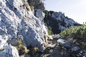 Die kurze Passage am Fels entlang
