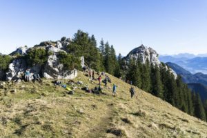 Auf der Wiese vor der Käserwand kann man die Paraglider bei Start beobachten