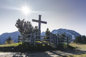 Auch der Panoramaweg hat ein Kreuz, von dem aus man ins Salzburger Land schaut