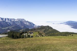 Die Stadt Salzburg liegt an diesem Vormittag im Nebel. Links der Untersberg