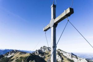 Das Gipfelkreuzdes Wildalpjochs - im Hintergrund ist der Wendelstein
