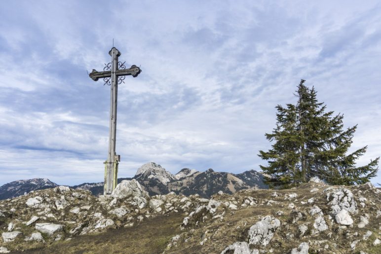 Hoch über Bayrischzell: Das Gipfelkreuz des Seebergskopfs auf 1538 Metern Höhe