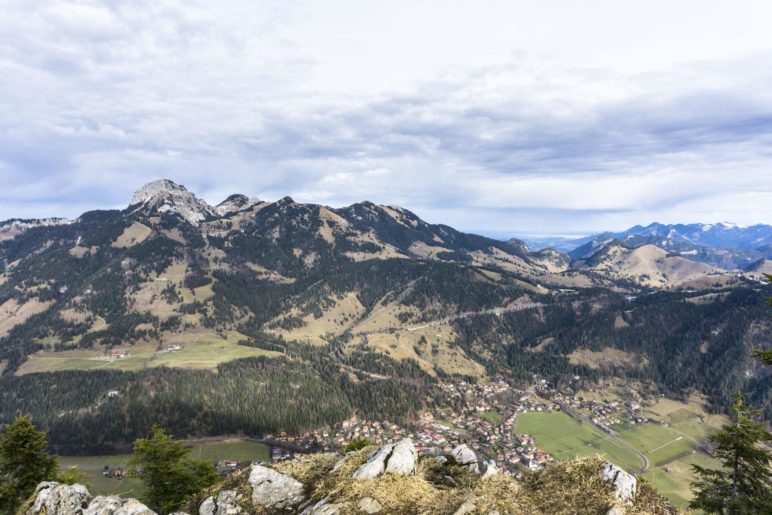 Steil bergab liegt Bayrischzell im Tal. Direkt gegenüber der Wendelstein, rechts liegt der Chiemsee