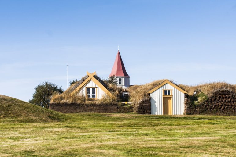 Der Hof Glaumbær duckt sich in die weite Landschaft des isländischen Nordens