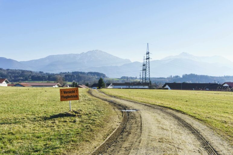 Hochfelln und Hochgern im Blick geht es am Flugplatz vorbei nach Grabenstätt