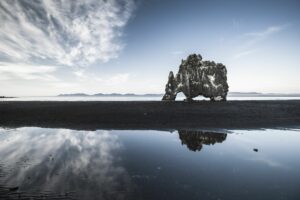 Der Hvítserkur ist bei Ebbe erreichbar, spiegelt sich aber noch im flachen Wasser