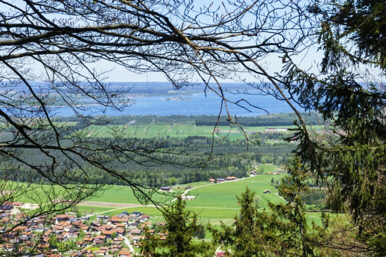 Ein Blick über Rottau und die Kendlmühlfilzen auf den Chiemsee