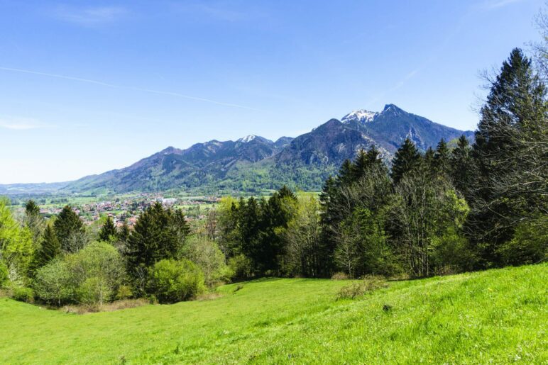 Grassau vor dem Hochgern und dem Hochfelln im Hintergrund