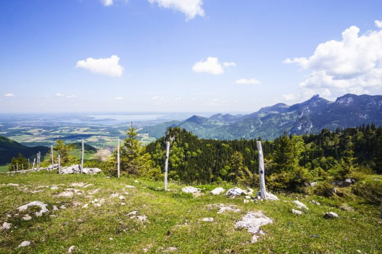 Großartiger Ausblick vom Laubenstein-Gipfel auf den Chiemsee und die Kampenwand