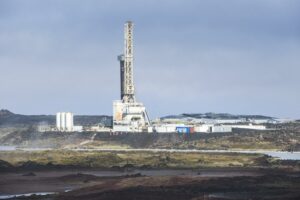 Blick auf die Bauten des Iceland Deep Drilling Project