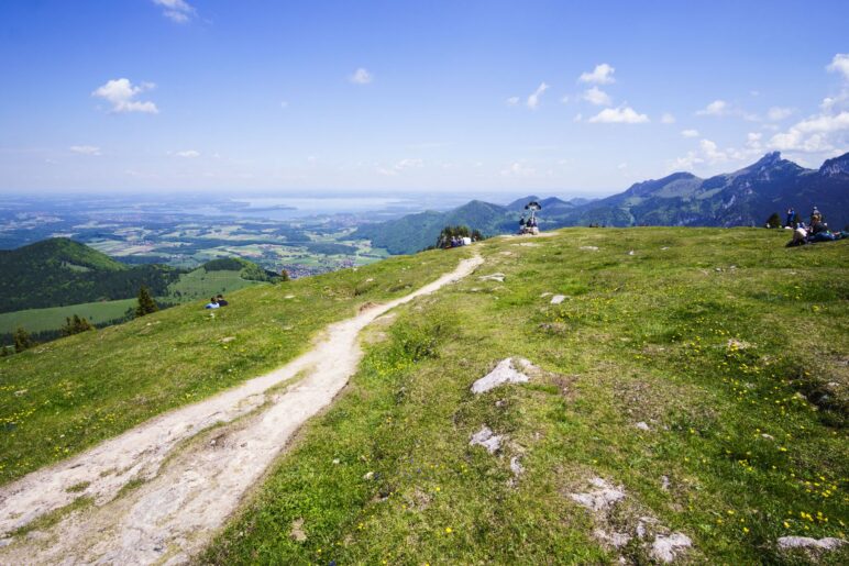 Die letzten Meter zum Gipfelkreuz. Im Hintergrund ist schon der Chiemsee zu sehen