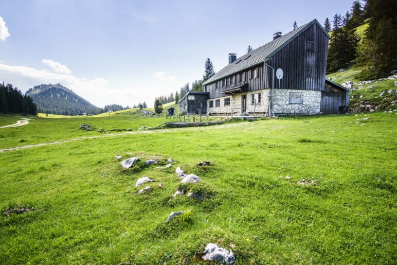 Die Riesenhütte mit ihrer charakteristischen, abgeschnittenen Hausform. Im Hintergrund die Hochries