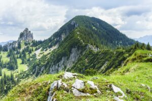 Der Risserkogel, links daneben der Blankenstein. Gut zu erkennen ist der Gratweg zum Risserkogel-Gipfel