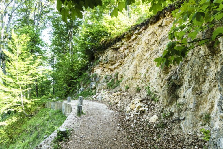 Auf diesem Wegstück wird vor Steinschlag gewarnt