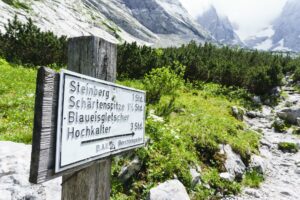 Wegweiser zu den Gipfeln und zum Gletscher an der Blaueishütte