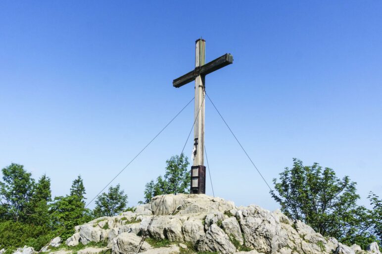 Das Andachtskreuz steht unweit der Bergstation der Kampenwandbahn