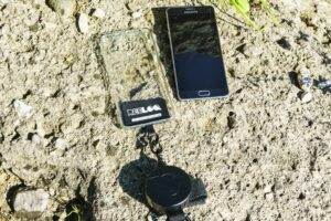 Die Reeloq-Sicherung wird in die Schutzhülle eingelegt. Damit bekommt das Smartphone eine Öse