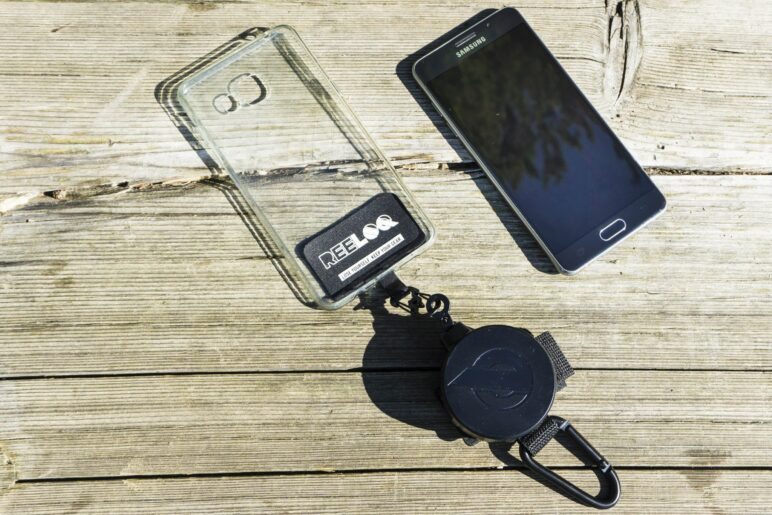 DIe Reeloq Smartphone-Sicherung in der Gummihülle des Telefons