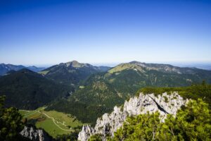 Nach Norden sehen wir Hochgern und Hochfelln, im Vordergrund die Felsen der Hörndlwand