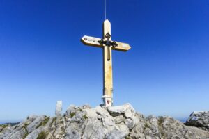 Das Gipfelkreuz auf dem höchsten Punkt der Hörndlwand