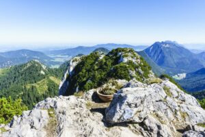 Vom Haupt-Gipfelkreuz der Hörndlwand sieht man das dritte Gipfelkreuz