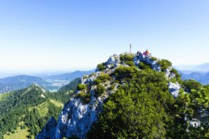 Gegenüber liegt der Hauptgipfel der Hörndlwand