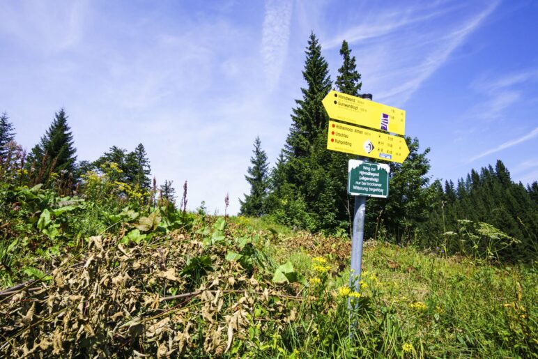 Wegweiser mit Warnung vor dem Jägersteig