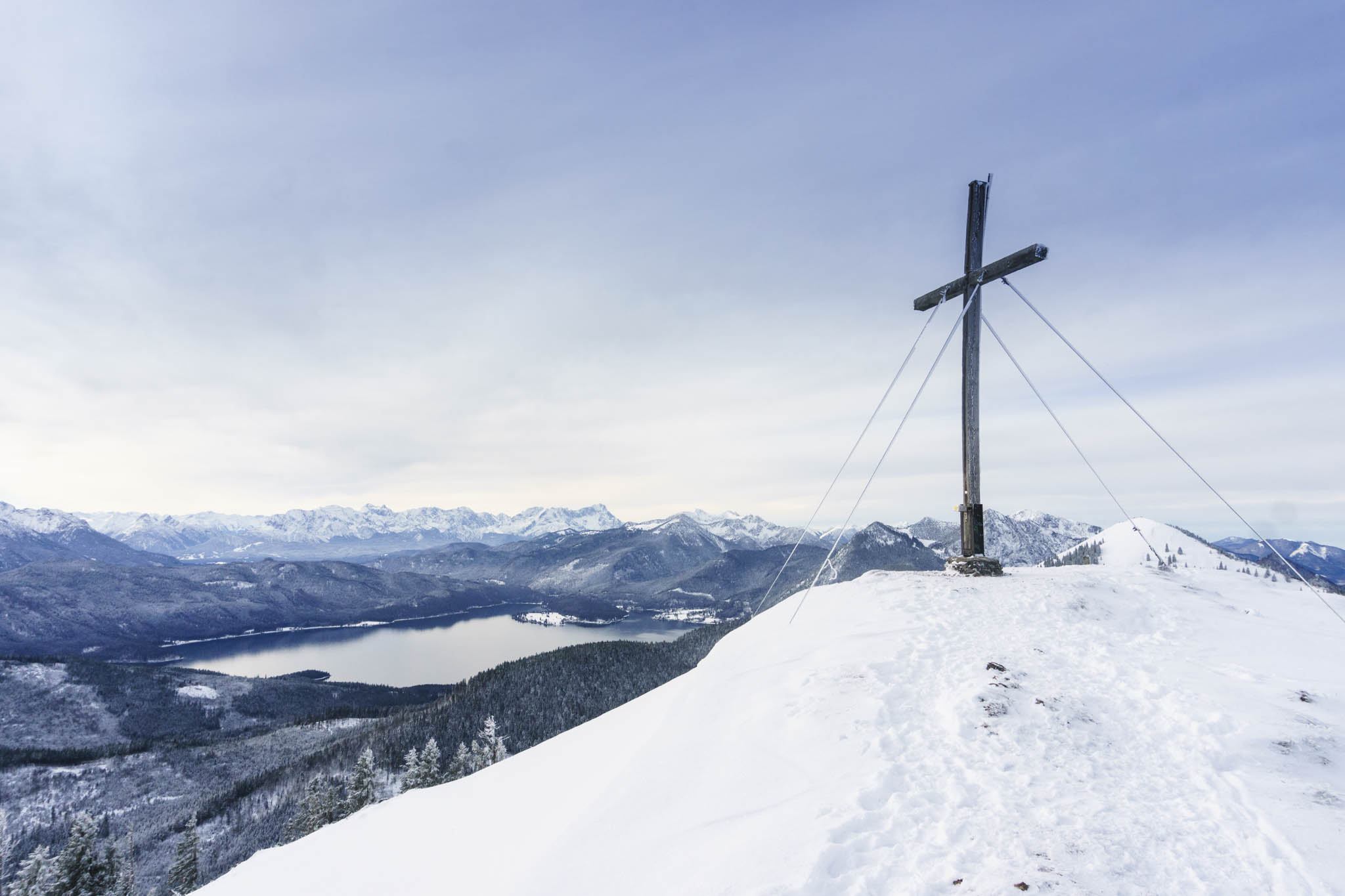 Auf dem Hirschhörnlkopf mit Walchensee und der Zugspitze im Hintergrund