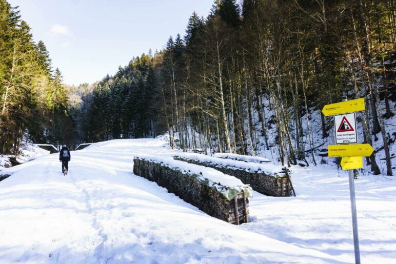 Hinweisschild auf möglichen Steinschlag am Beginn des Wanderweges