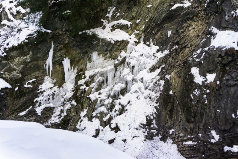 Eiszapfen an den Felsen auf der gegenüber liegenden Bachseite