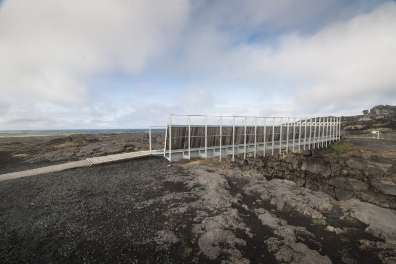 Von der Brücke aus kann man das Meer sehen