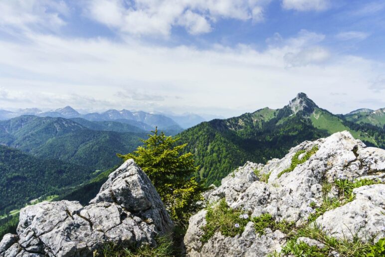 Ein Blick am Buchstein vorbei auf die Achenseeberge