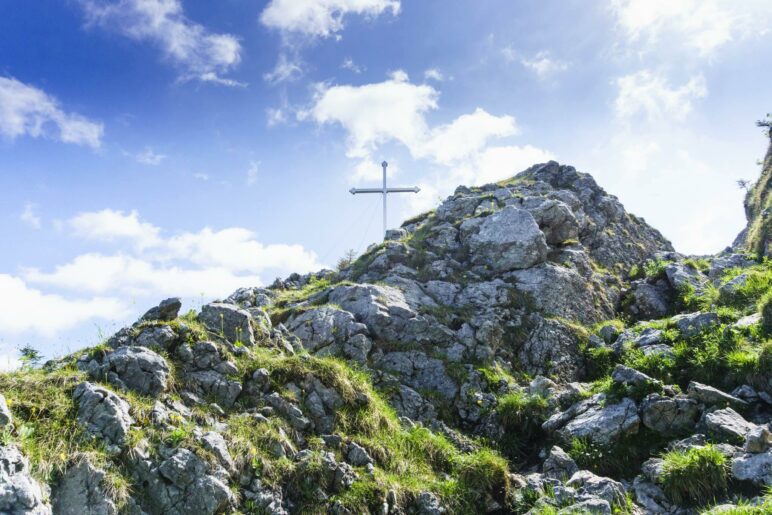 Zum ersten Mal zeigt sich das Gipfelkreuz