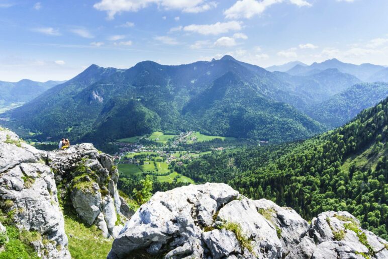 Wallberg und Risserkogel, im Tal liegt der Ort Kreuth